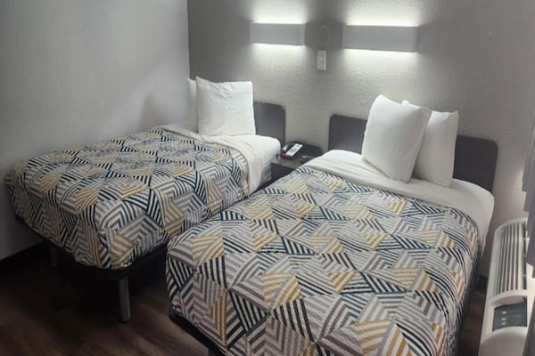 Foto van 2 tweepersoonsbedden | Roken toegestaan, magnetron - BedRoom