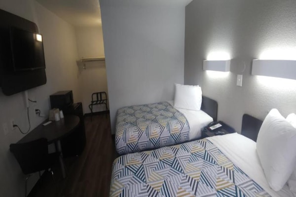 Foto van 2 tweepersoonsbedden | Roken toegestaan, magnetron - BedRoom