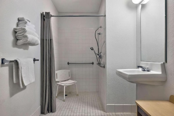 Foto van 2 tweepersoonsbedden | Roken toegestaan, magnetron - BathRoom