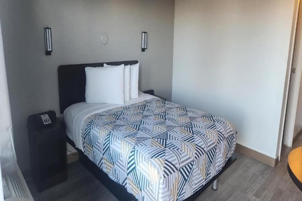 Foto van 1 tweepersoonsbed (queensize) | Roken toegestaan, koelkast (McFridge) - BedRoom