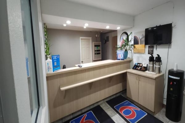 Foto van 1 tweepersoonsbed (queensize) | Niet-roken, koelkast (Micfridge) - HallReception