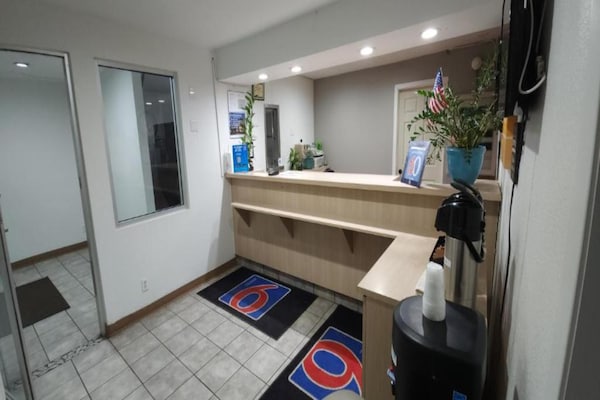 Foto van 1 tweepersoonsbed (queensize) | Niet-roken, koelkast (Micfridge) - HallReception