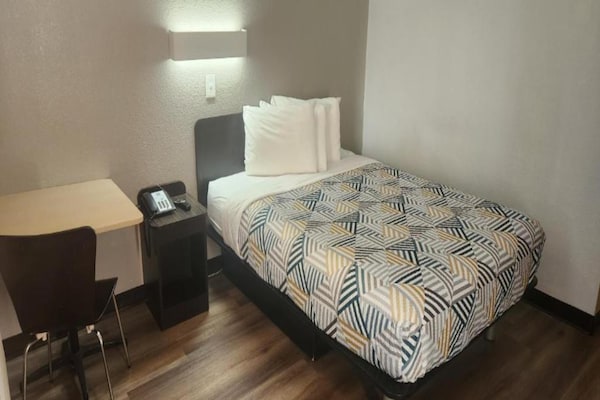 Foto van 1 tweepersoonsbed (queensize) | Niet-roken, koelkast (Micfridge) - BedRoom