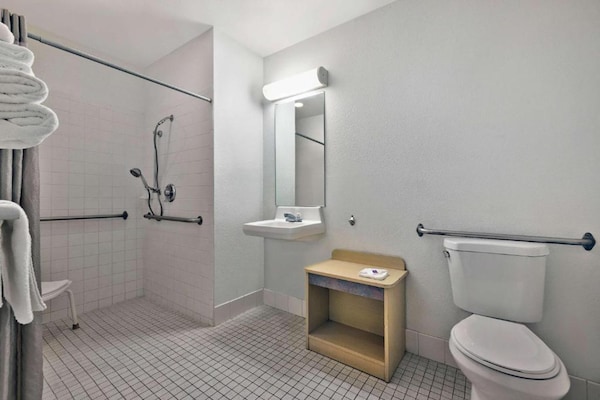Foto van 1 tweepersoonsbed (queensize) | Niet-roken, koelkast (Micfridge) - BathRoom