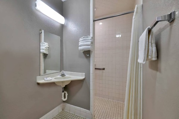 Foto van 1 kingsize bed | Rookvrij - Vakantiehuis in Gallup - BathRoom