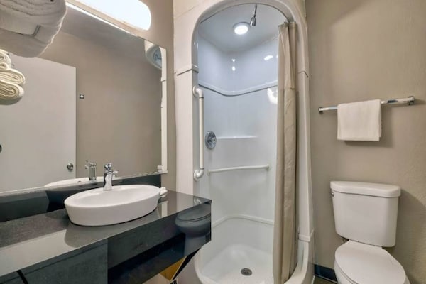 Foto van 1 kingsize bed | Rookvrij - Vakantiehuis in Gallup - BathRoom