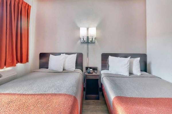 Foto van 2 tweepersoonsbedden | Rolstoeltoegankelijk bad - Vakantiehuis in Gallup - BedRoom