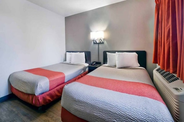 Foto van 2 tweepersoonsbedden | Rolstoeltoegankelijk bad - Vakantiehuis in Gallup - BedRoom