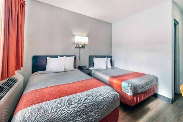 Foto van 2 tweepersoonsbedden | Rolstoeltoegankelijk bad - Vakantiehuis in Gallup - BedRoom