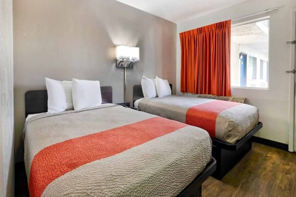 Foto van 2 tweepersoonsbedden | Rolstoeltoegankelijk bad - Vakantiehuis in Gallup - BedRoom
