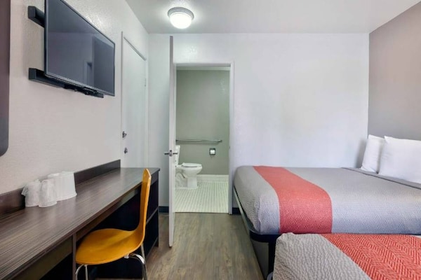 Foto van 2 tweepersoonsbedden | Rolstoeltoegankelijk bad - Vakantiehuis in Gallup - BedRoom