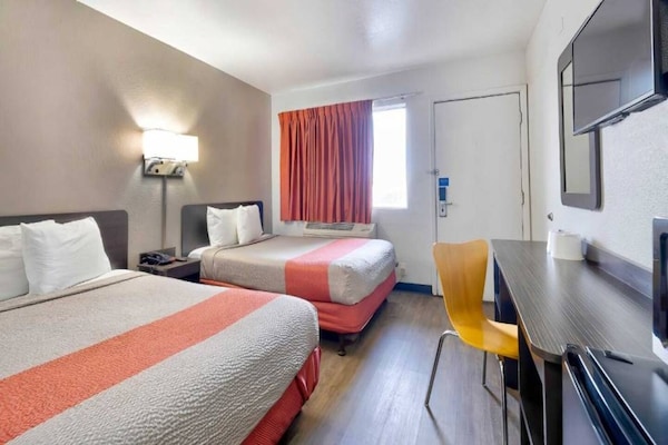 Foto van 2 tweepersoonsbedden | Rolstoeltoegankelijk bad - Vakantiehuis in Gallup - BedRoom