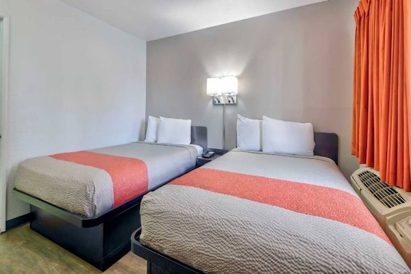 Foto van 2 tweepersoonsbedden | Rolstoeltoegankelijk bad - Vakantiehuis in Gallup - BedRoom