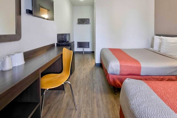 Foto van 2 tweepersoonsbedden | Rolstoeltoegankelijk bad - Vakantiehuis in Gallup - BedRoom