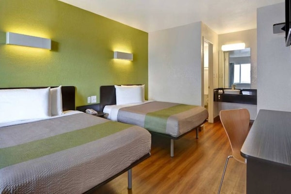 Foto van 2 tweepersoonsbedden (queensize) | Toegankelijk voor mindervaliden/badkuip/magnetron - BedRoom