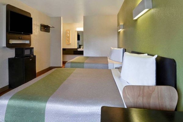 Foto van 2 tweepersoonsbedden (queensize) | Toegankelijk voor mindervaliden/badkuip/magnetron - BedRoom