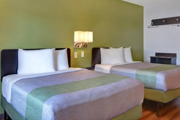 Foto van 2 tweepersoonsbedden (queensize) | Toegankelijk voor mindervaliden/badkuip/magnetron - BedRoom