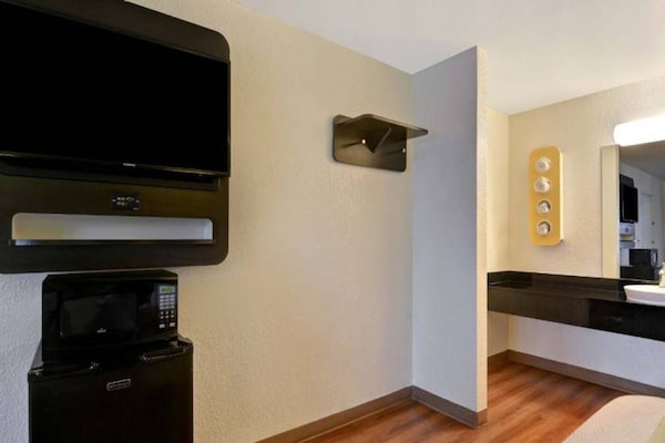 Foto van 2 tweepersoonsbedden (queensize) | Toegankelijk voor mindervaliden/badkuip/magnetron - BedRoom