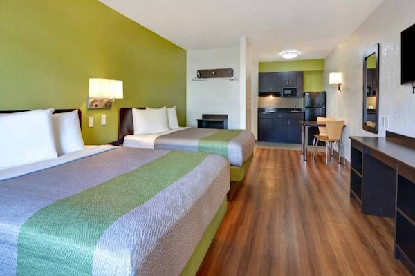 Foto van 2 tweepersoonsbedden (queensize) | Toegankelijk voor mindervaliden/badkuip/magnetron - BedRoom