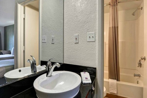 Foto van 2 tweepersoonsbedden (queensize) | Toegankelijk voor mindervaliden/badkuip/magnetron - BathRoom
