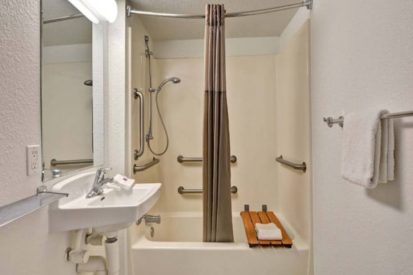 Foto van 2 tweepersoonsbedden (queensize) | Toegankelijk voor mindervaliden/badkuip/magnetron - BathRoom