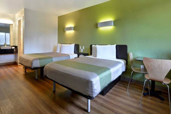 Foto van 2 tweepersoonsbedden (queensize) | Toegankelijk voor mindervaliden/badkuip/magnetron - BedRoom