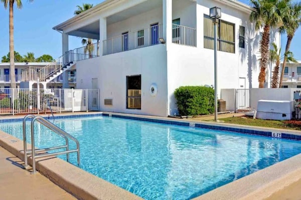 Foto van 2 tweepersoonsbedden | Keuken - Vakantiehuis in Destin - Pool