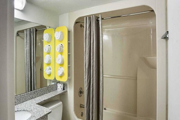 Foto van 2 tweepersoonsbedden | Rolstoeltoegankelijk bad | NSMK-koelkast - BathRoom