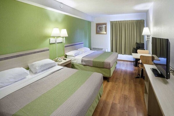 Foto van 2 tweepersoonsbedden | Rolstoeltoegankelijk bad | NSMK-koelkast - BedRoom