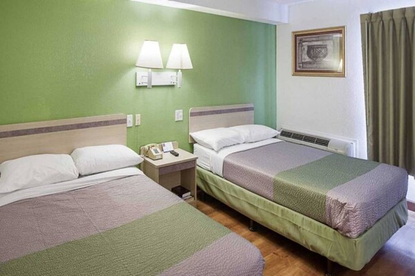 Foto van 2 tweepersoonsbedden | Rolstoeltoegankelijk bad | NSMK-koelkast - BedRoom