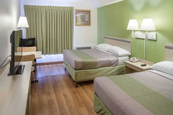 Foto van 2 tweepersoonsbedden | Rolstoeltoegankelijk bad | NSMK-koelkast - BedRoom