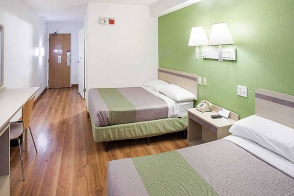 Foto van 2 tweepersoonsbedden | Rolstoeltoegankelijk bad | NSMK-koelkast - BedRoom