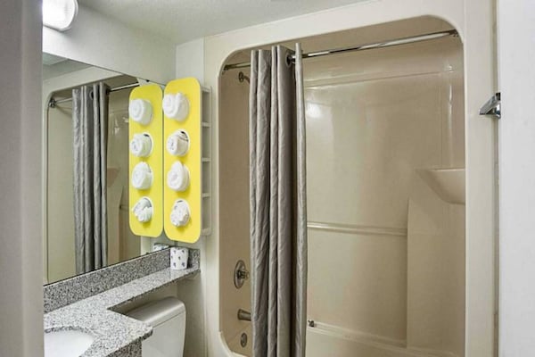 Foto van 2 tweepersoonsbedden (queensize) | Rookvrij, minikoelkast - BathRoom