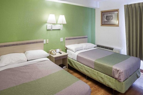 Foto van 2 tweepersoonsbedden (queensize) | Rookvrij, minikoelkast - BedRoom