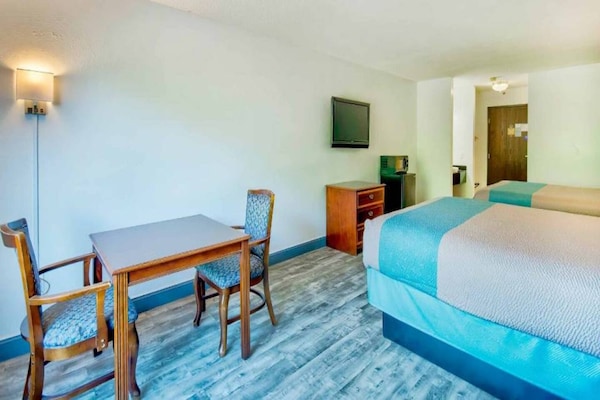 Foto van 1 kingsize bed | Badkuip met mobiele toegang - Vakantiehuis in Grand Rivers - BedRoom