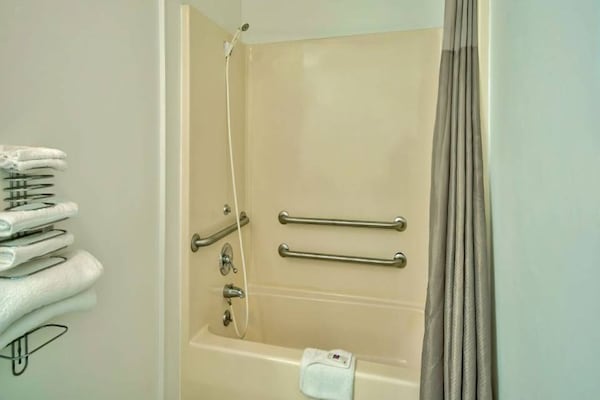 Foto van 1 kingsize bed | Badkuip met mobiele toegang - Vakantiehuis in Grand Rivers - BathRoom