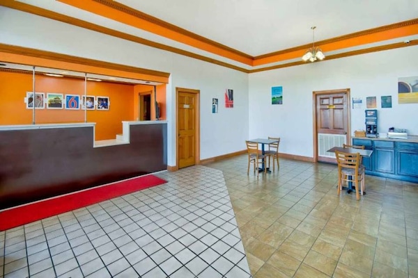 Foto van 1 kingsize bed | Badkuip met mobiele toegang - Vakantiehuis in Grand Rivers - FloorPlan