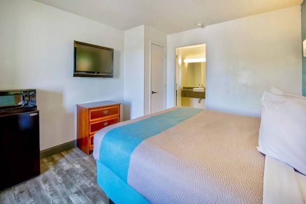 Foto van 1 kingsize bed | Badkuip met mobiele toegang - Vakantiehuis in Grand Rivers - BedRoom