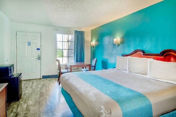 Foto van 1 kingsize bed | Badkuip met mobiele toegang - Vakantiehuis in Grand Rivers - BedRoom