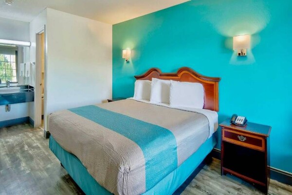 Foto van 1 kingsize bed | Badkuip met mobiele toegang - Vakantiehuis in Grand Rivers - BedRoom