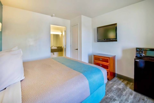Foto van 1 kingsize bed | Badkuip met mobiele toegang - Vakantiehuis in Grand Rivers - BedRoom