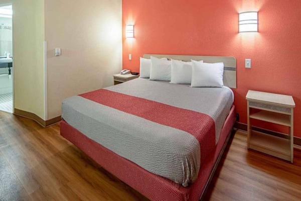 Foto van 1 kingsize bed | Toegankelijk voor mindervaliden | Douche | Nsmk - BedRoom