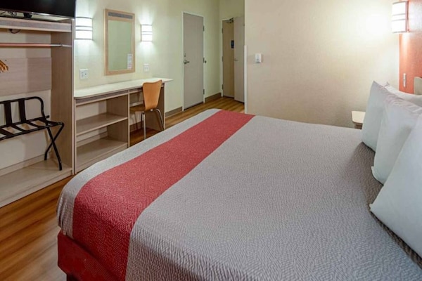 Foto van 1 kingsize bed | Toegankelijk voor mindervaliden | Douche | Nsmk - BedRoom