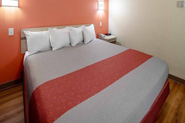 Foto van 1 kingsize bed | Toegankelijk voor mindervaliden | Douche | Nsmk - BedRoom