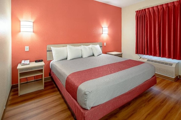 Foto van 1 kingsize bed | Toegankelijk voor mindervaliden | Douche | Nsmk - BedRoom