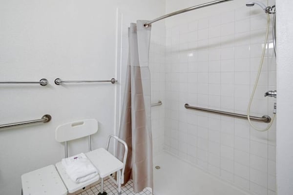 Foto van 1 kingsize bed | Toegankelijk voor mindervaliden | Douche | Nsmk - BedRoom