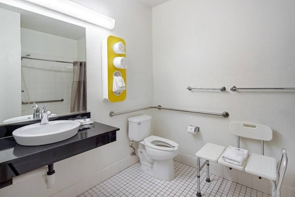 Foto van 1 kingsize bed | Toegankelijk voor mindervaliden | Douche | Nsmk - BedRoom