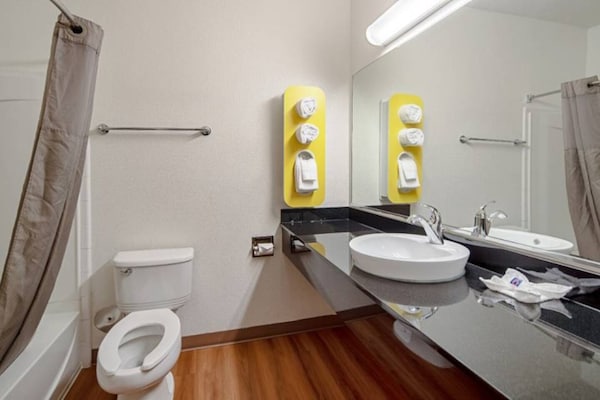 Foto van 1 kingsize bed | Toegankelijk voor mindervaliden | Douche | Nsmk - BedRoom