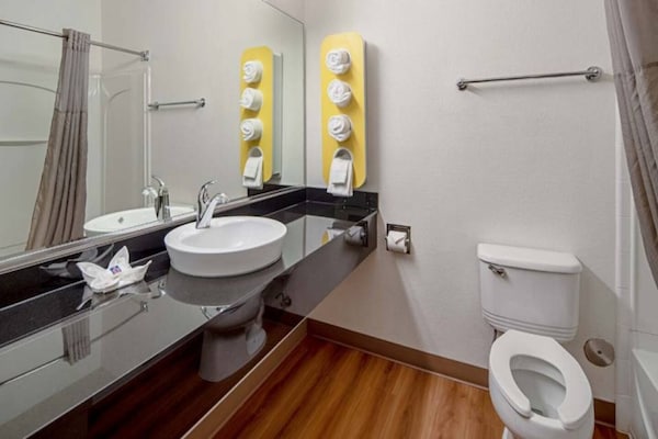 Foto van 1 kingsize bed | Toegankelijk voor mindervaliden | Douche | Nsmk - BedRoom