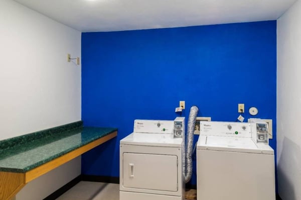 Foto van 1 kingsize bed | suite, rookvrij, bubbelbad - Vakantiehuis in Richmond IN - Facilities